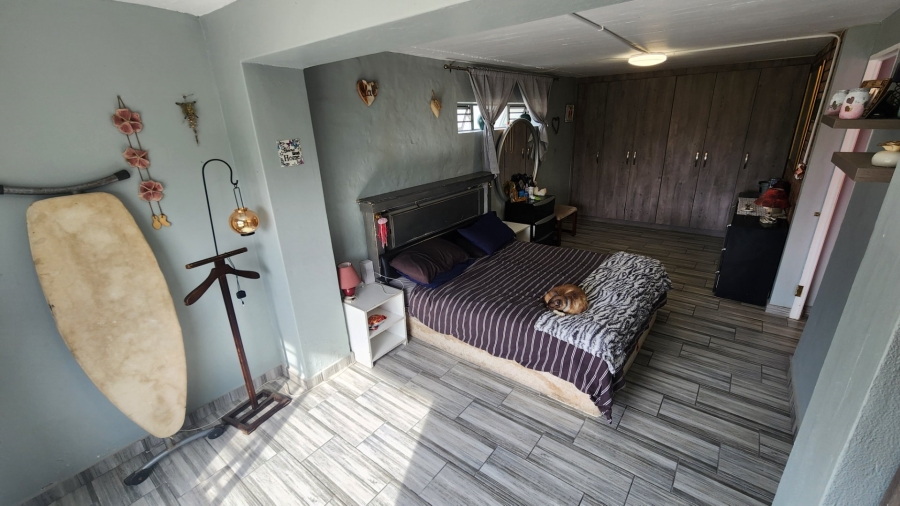 6 Bedroom Property for Sale in Paradise Beach Eastern Cape
